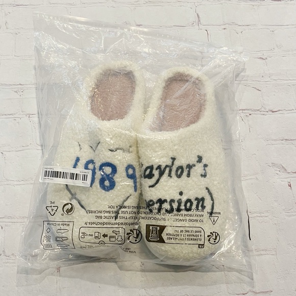 NEW! 1989 Taylor’s version seagull memory foam slippers women’s size 9.5-10 - Picture 10 of 10